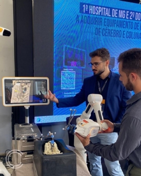 Representantes da BrainLab e da SNR Hospitalar apresentam Suíte Robótica adquirida pelo CSSJD durante o Congresso de Cirurgia 2025 - 
