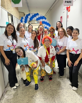 CSSJD promove campanha educativa de higienização das mãos - Colaboradores do CSSJD e Doutores Palhaços durante a iniciativa.