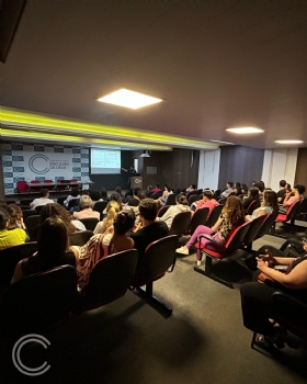 Polícia Civil ministra curso sobre coleta de vestígios de crimes sexuais para profissionais do CSSJD - Dr. Rodolfo Elias ministrando o curso no Auditório Paulo Casimiro
