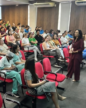 Liderança em foco: CSSJD promove treinamento sobre postura profissional - Gerente de Ensino e Pesquisa, Joelma Emirene, ministrando o treinamento.
