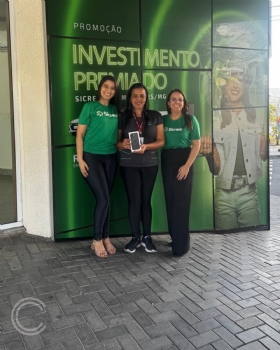 Colaboradora do CSSJD conquista iPhone 16 em sorteio do Sicredi e celebra parceria de sucesso - 