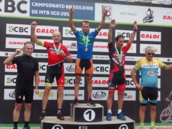 Campeão de Atletismo trabalha há 18 anos no Complexo de Saúde São João de Deus - Dilermano no podium do Campeonato Brasileiro de Mountain Bike