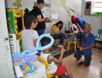 Voluntários do Sicoob Credicom promovem ação social na Pediatria do Complexo de Saúde - Voluntários do Siccob Credicom visitam a Pediatria do CSSJD