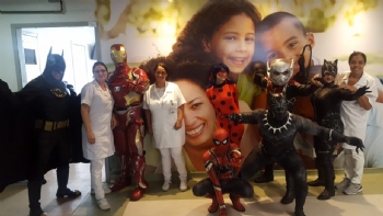 Liga da Justiça Missionária visita Complexo de Saúde e alegra manhã de sábado de pacientes, colaboradores e acompanhantes - Colaboradores, pacientes e acompanhantes registraram o momento com muitas fotos com os super-heróis