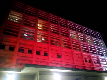 Complexo de Saúde adere ao Junho Vermelho: mês de conscientização para Doação de Sangue - Prédio iluminado de vermelho remete à Campanha de Doação de Sangue